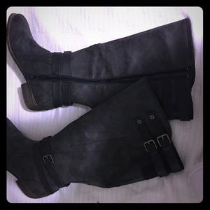 Women’s size 11W grey boots